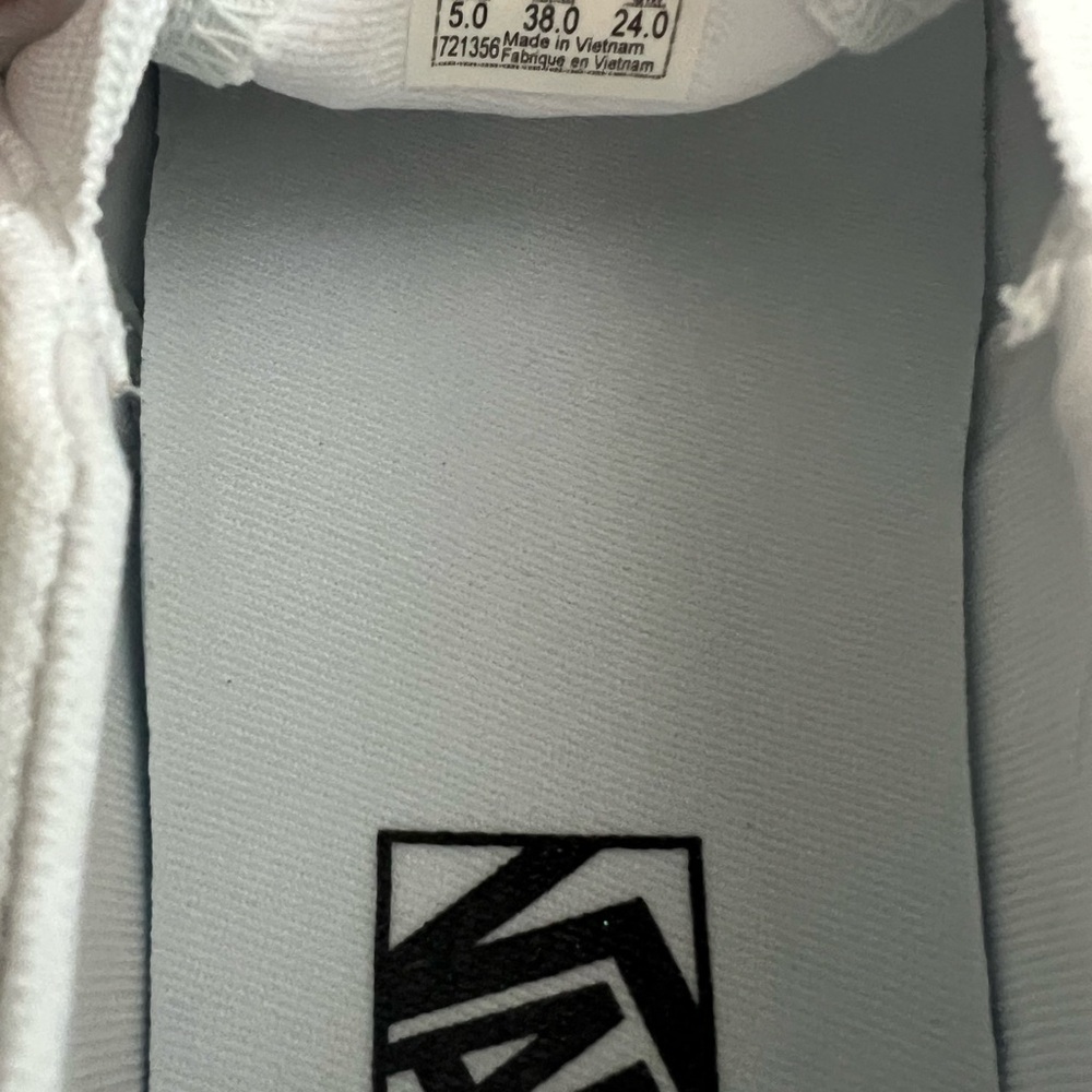 Vans Women’s Classic White Slip-On Sneakers. Only wore 2x. Smoke free - Picture 4 of 5